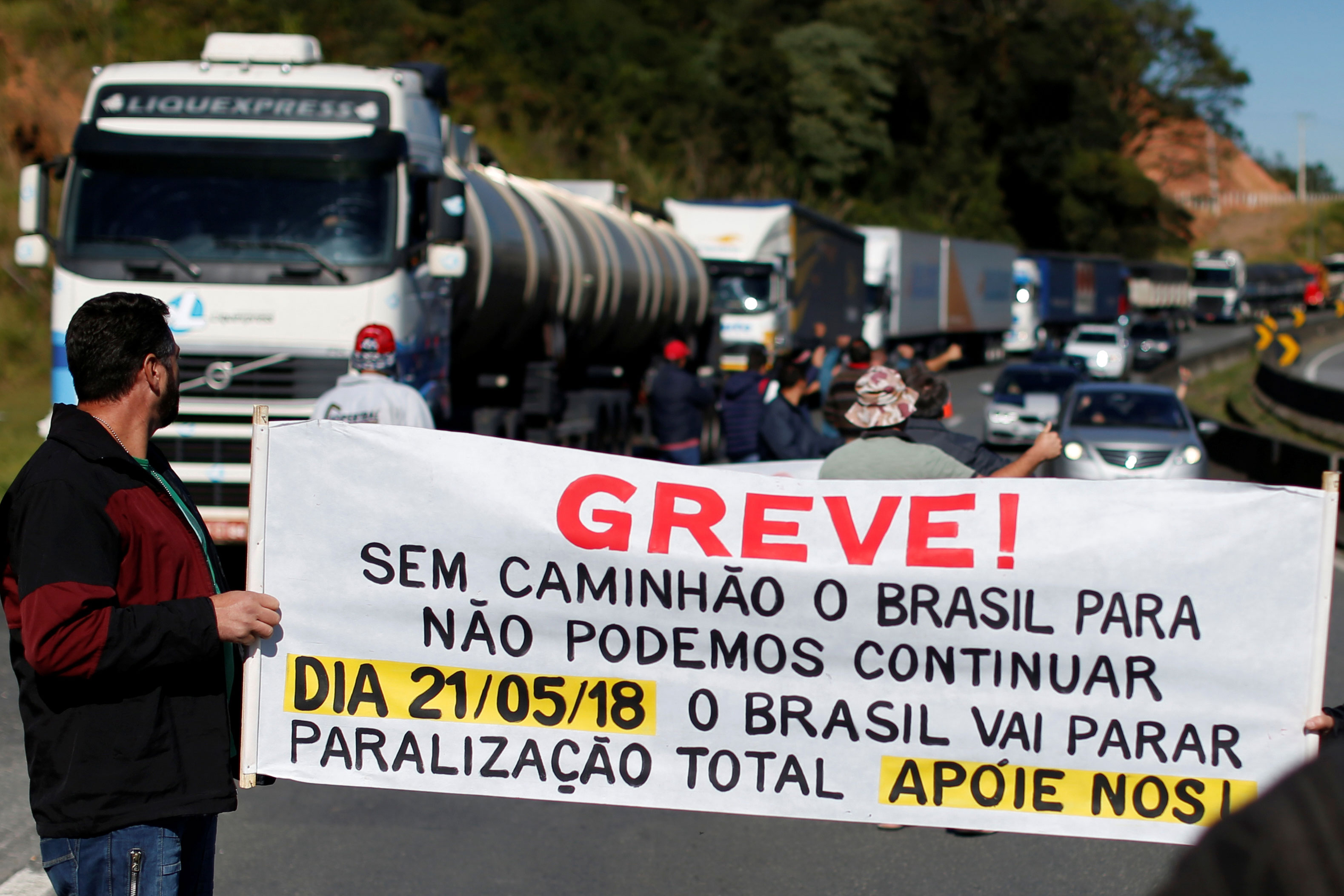 Greve de caminhoneiros entra no 2º dia e 12 estados têm protestos